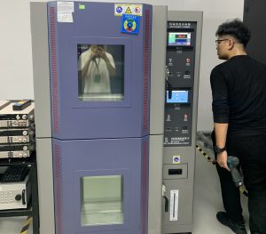 Sửa chữa tủ nhiệt độ độ ẩm - Kỹ thuật viên SETCOM đang thay quạt dàn lạnh cho tủ chamber