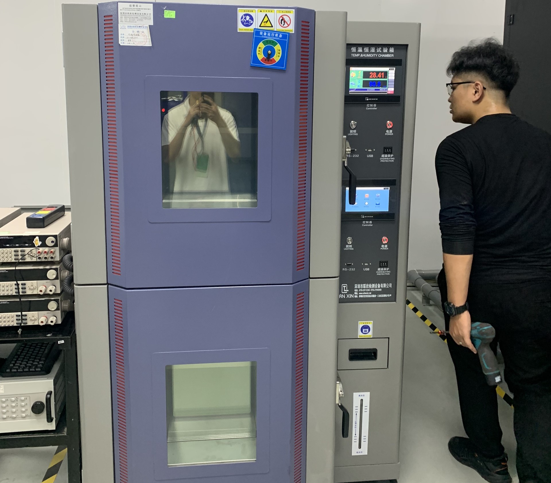 Sửa chữa tủ nhiệt độ độ ẩm - Kỹ thuật viên SETCOM đang thay quạt dàn lạnh cho tủ chamber