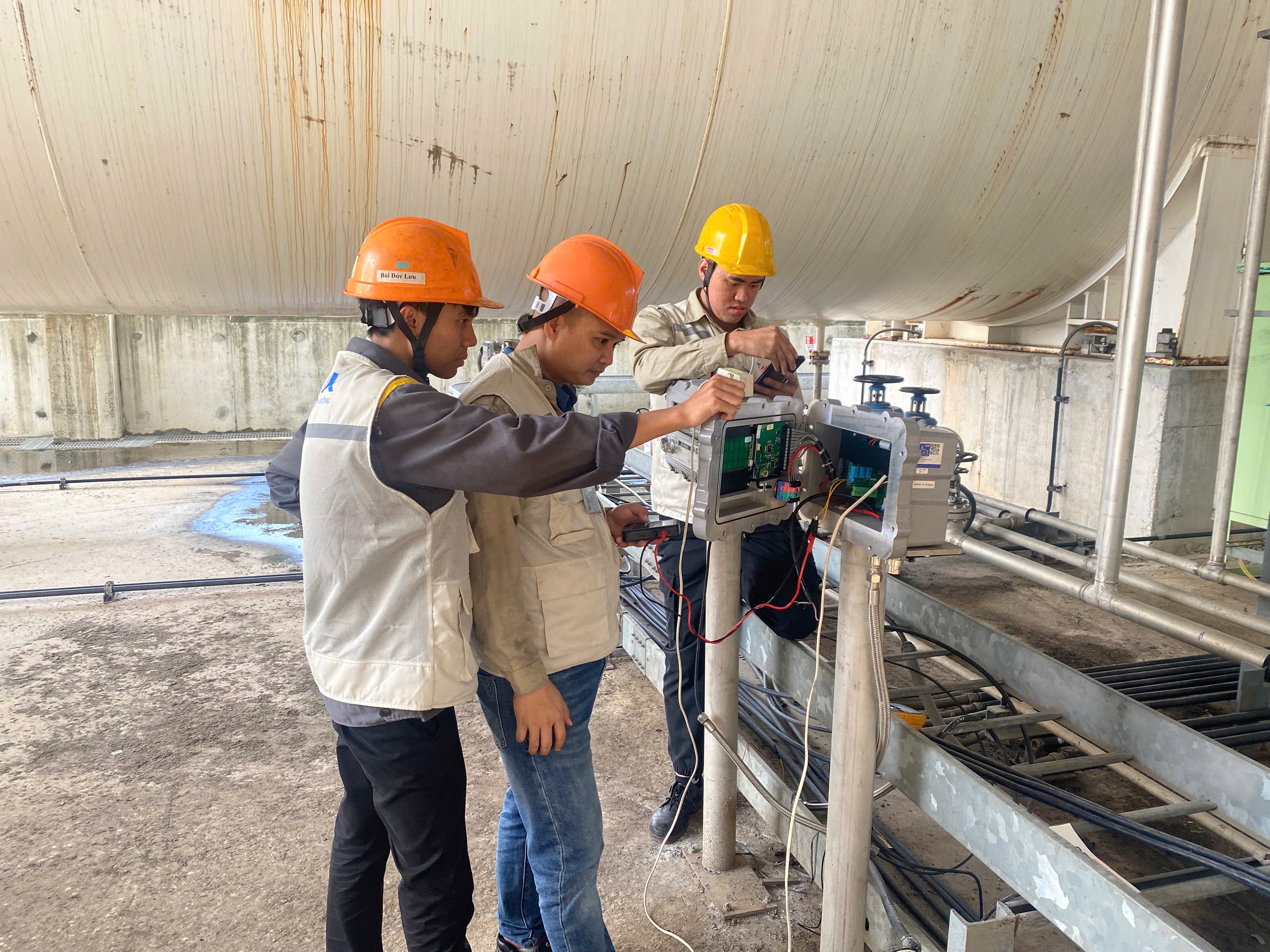 Kỹ thuật viên kiểm tra máy cất quartz