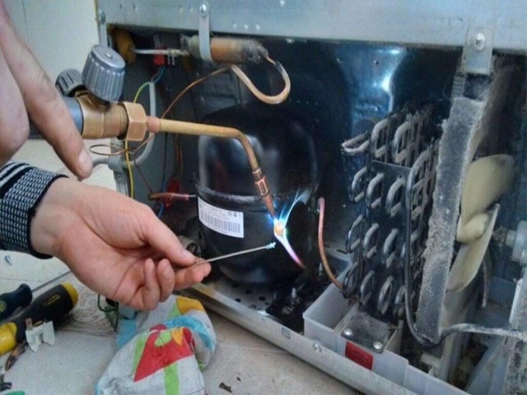 Tháo và thay thế máy nén tủ sốc nhiệt hỏng