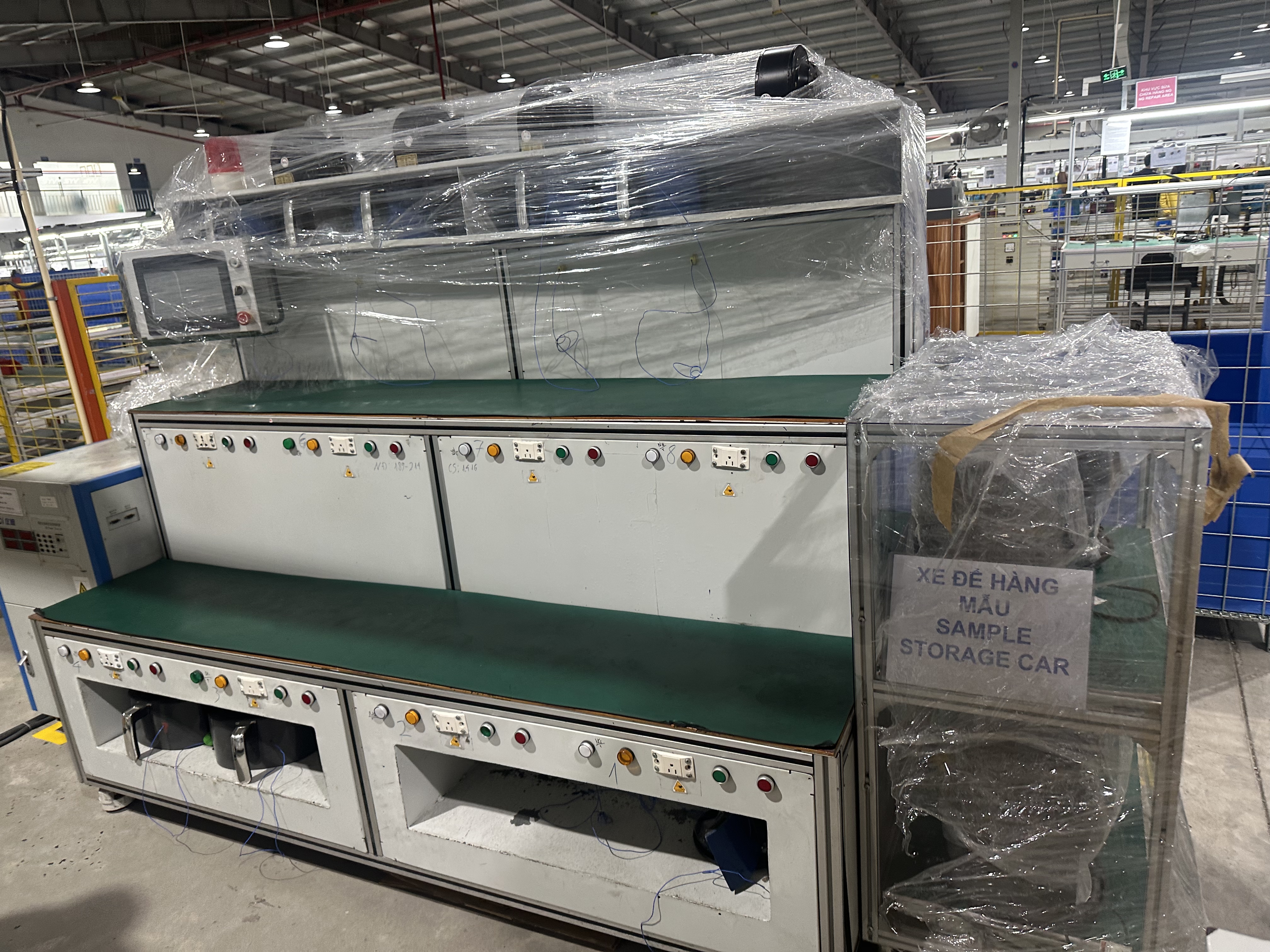 Bàn kiểm công tơ điện EMIC đang được kỹ thuật viên SETCOM sửa chữa và hiệu chuẩn