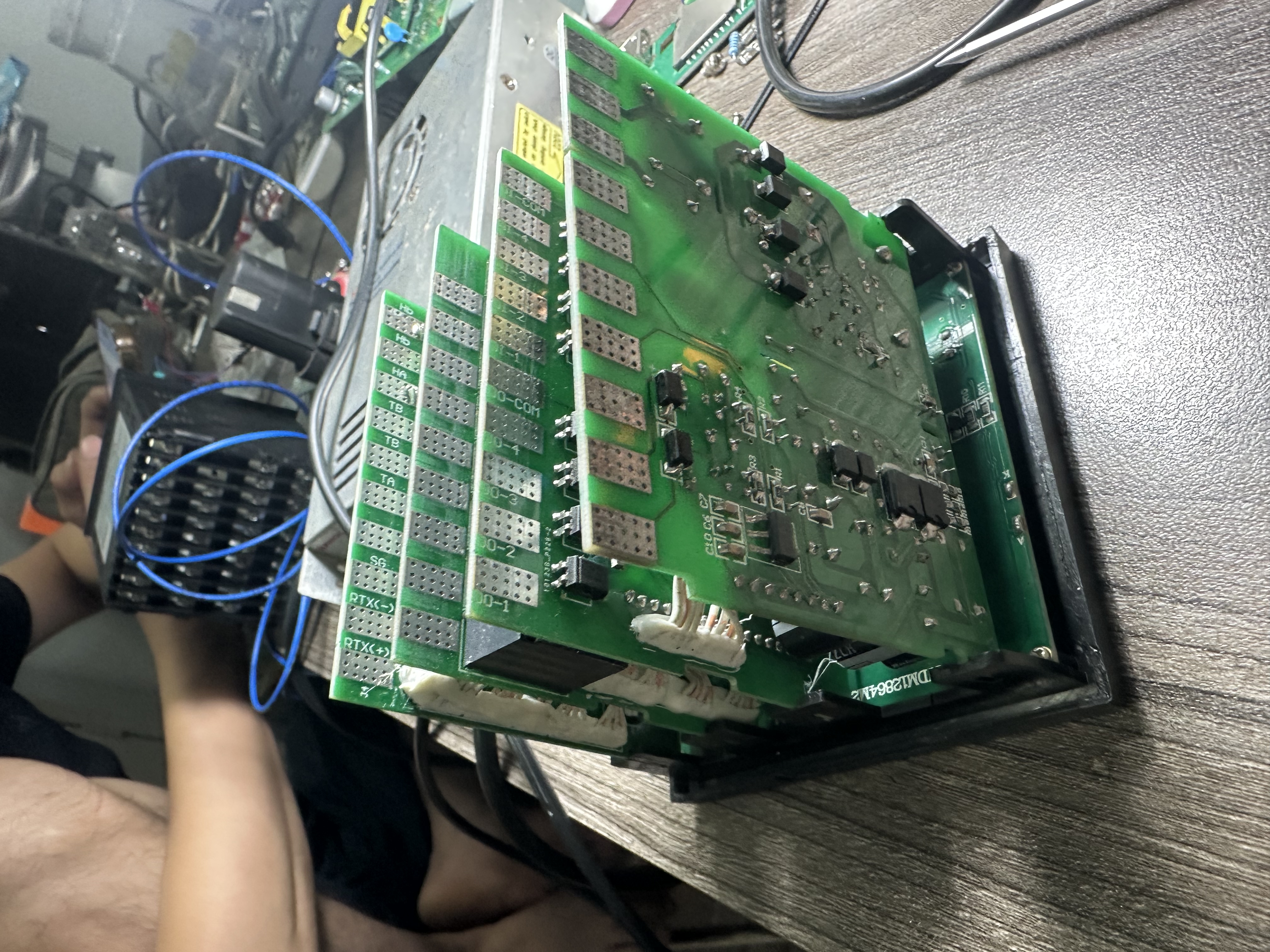 Bo mạch điều khiển và hệ thống lọc của tủ an toàn sinh học