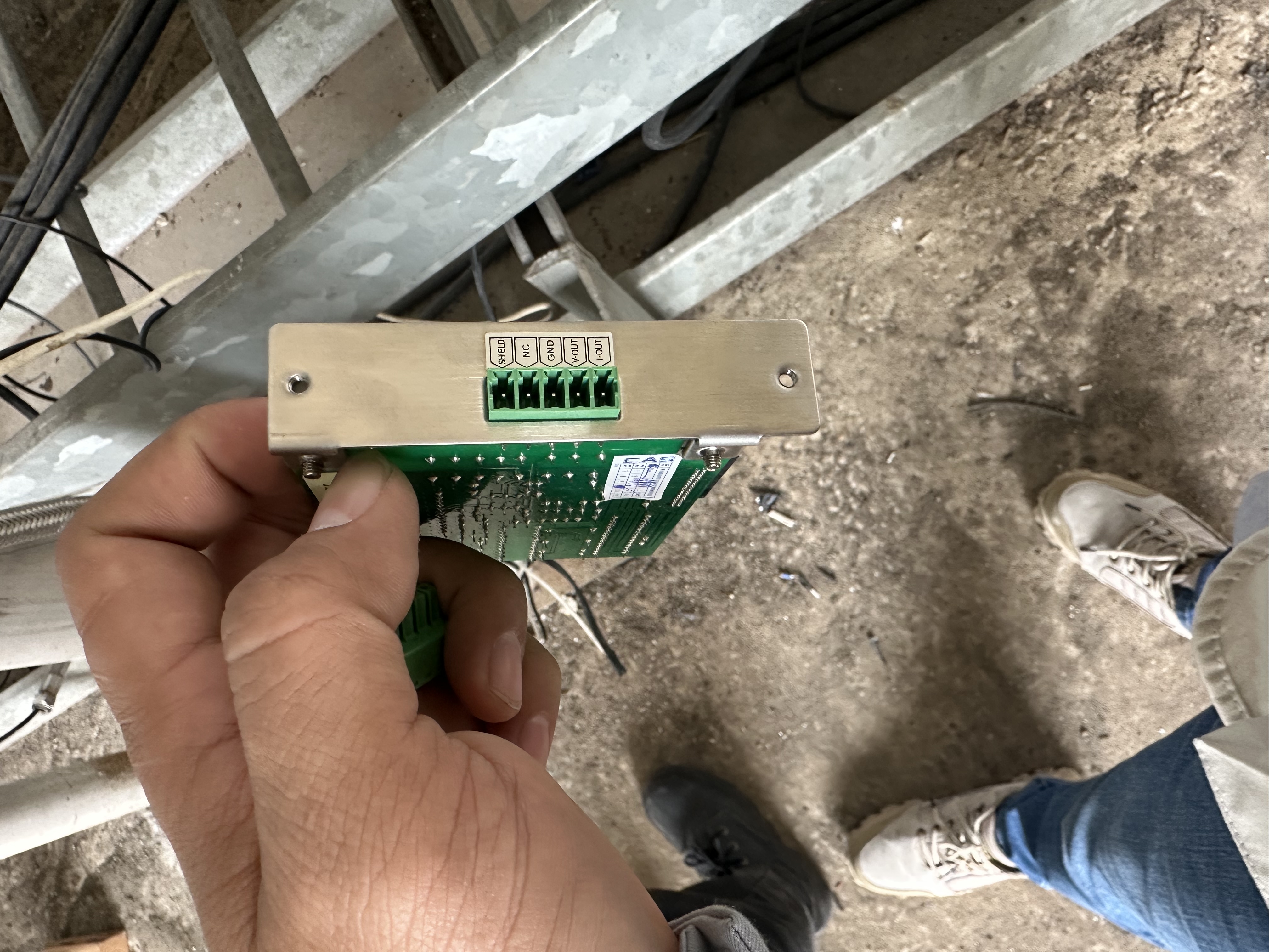 Board mạch điều khiển bàn kiểm công tơ điện đang được kiểm tra và sửa chữa