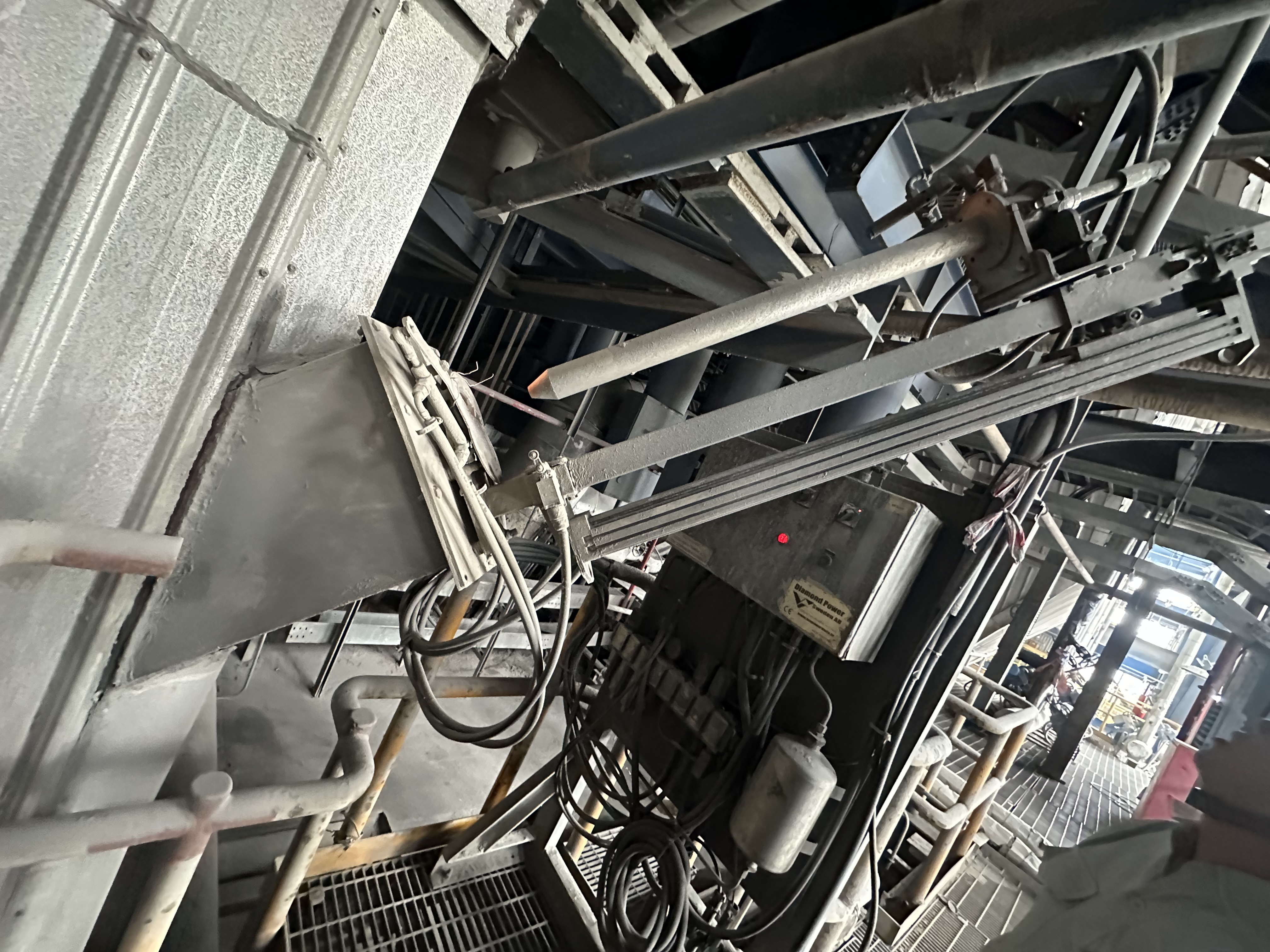 Kỹ thuật viên SETCOM đang kiểm tra và sửa chữa bàn kiểm công tơ điện