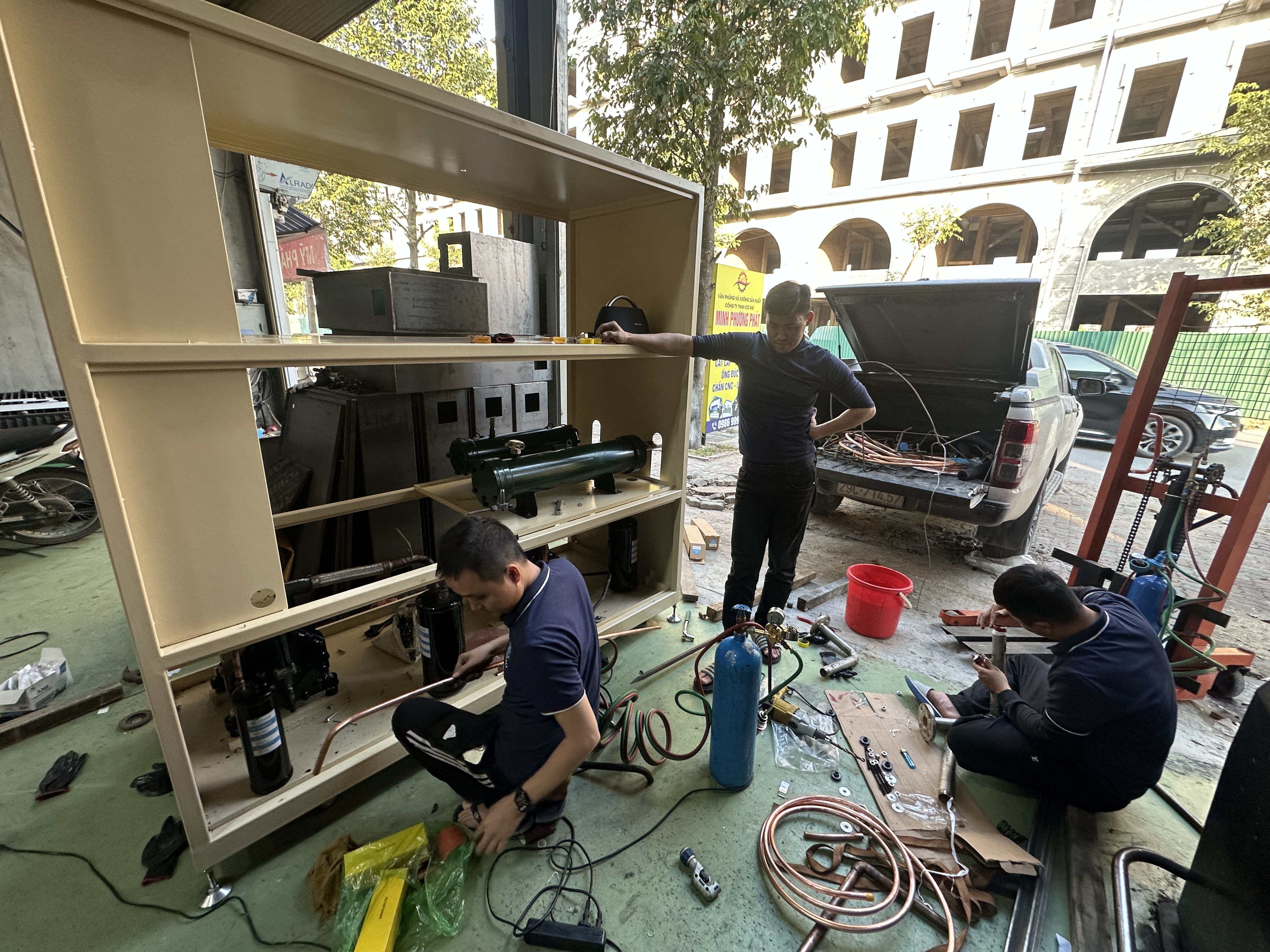 Hệ thống làm lạnh tủ KOMEG đang được lắp đặt và cải tiến