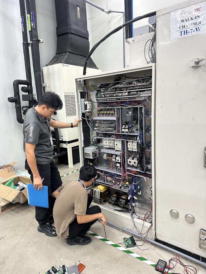 Kỹ thuật viên SETCOM kiểm tra buồng thử nghiệm