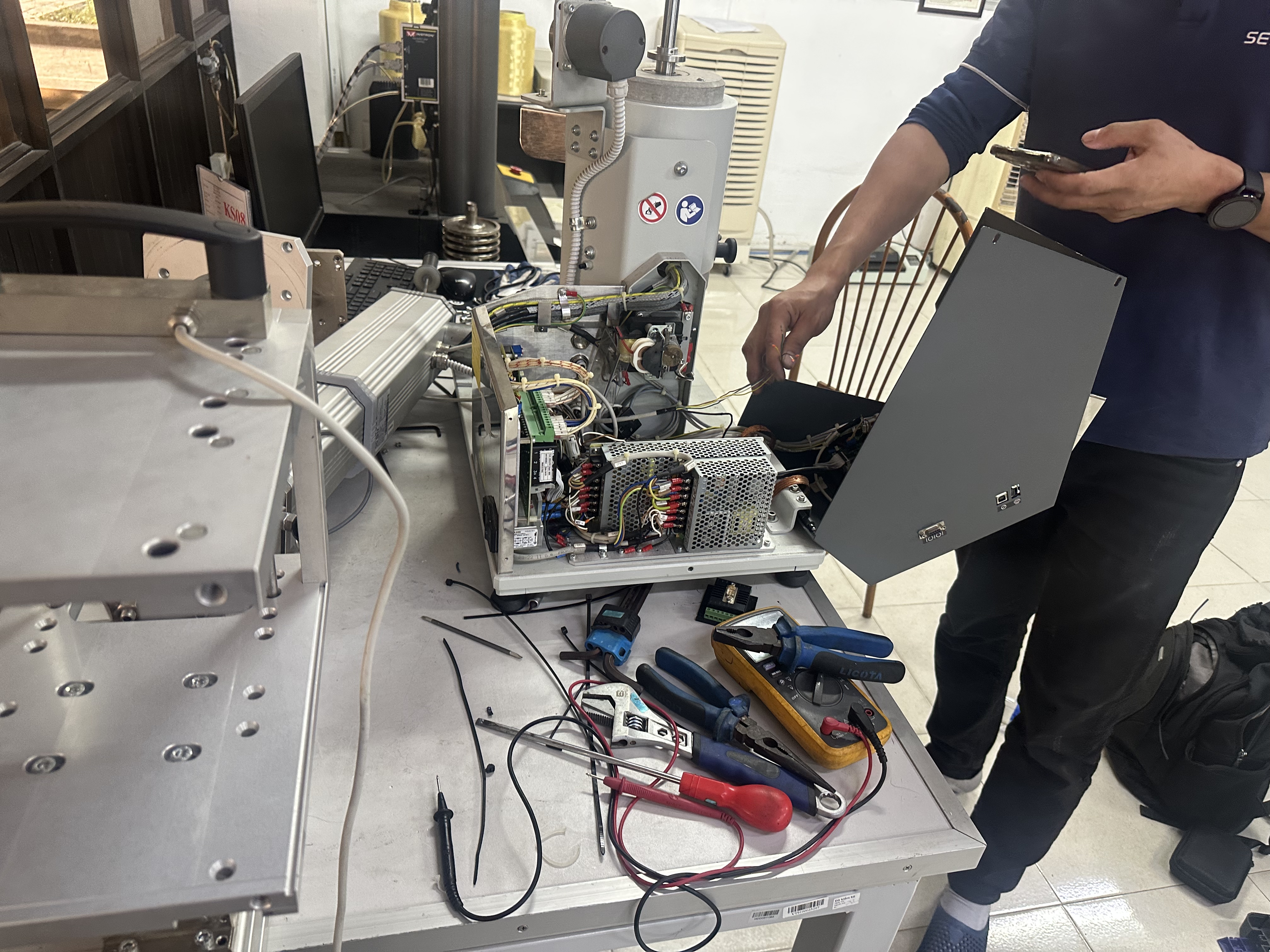 Kỹ thuật viên chẩn đoán tủ sốc nhiệt