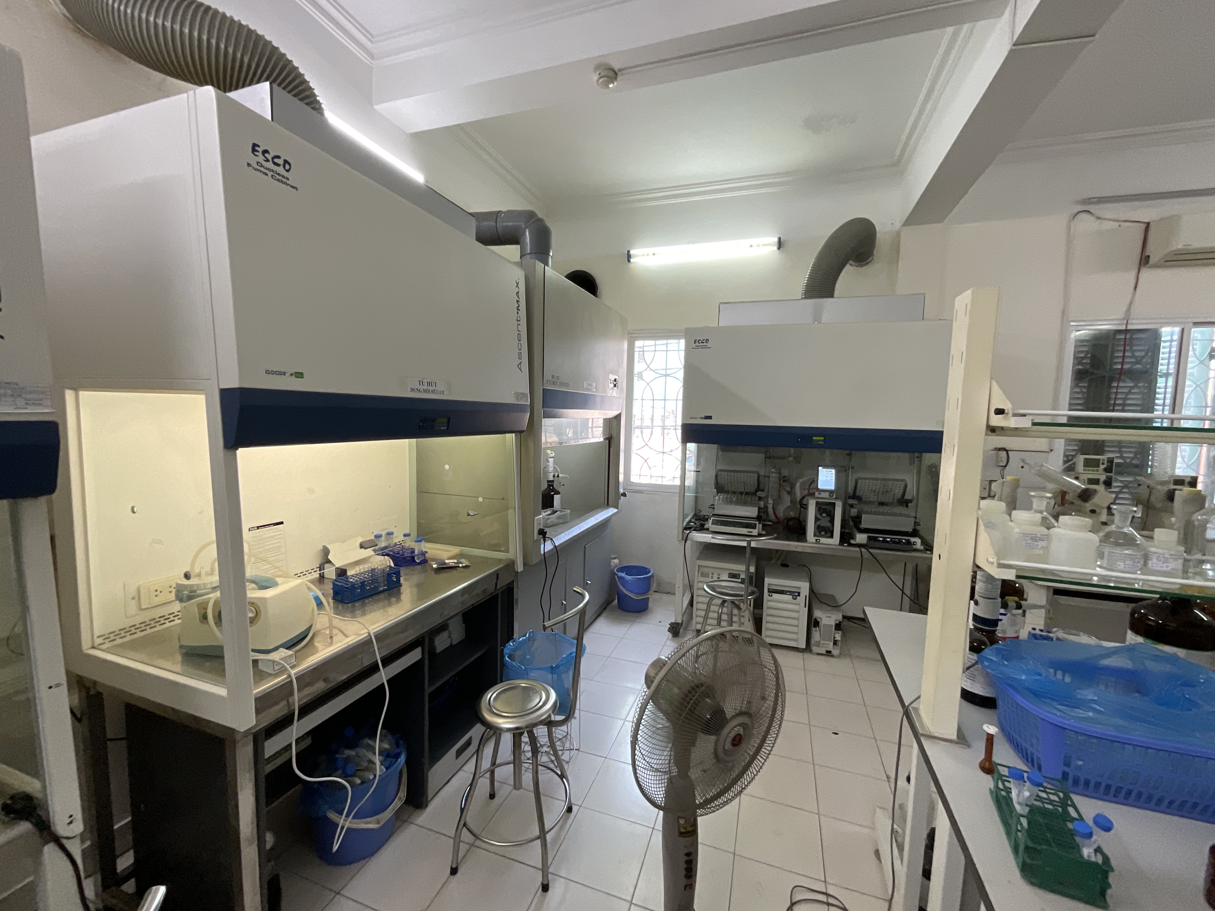 Tủ an toàn sinh học HR40-IIB2 đang được kỹ thuật viên SETCOM sửa chữa